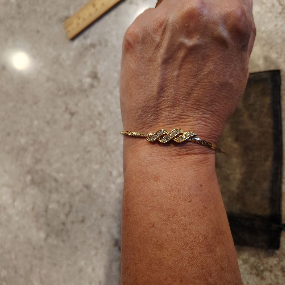 Vintage Avon Elegant Gold Bracelet with Twisted Design - Picture 2 of 5